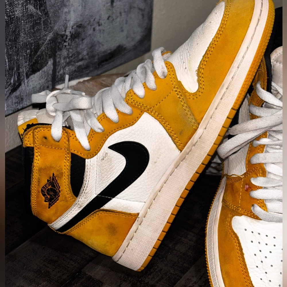 Youth Air Jordan 1 Retro High OG 'Yellow Ochre' sneakers SZ 6.5​ - Picture 3 of 15